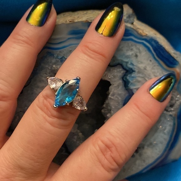 🎉🎉 Host Pick 7/22🎉 Blue Topaz with white topaz. Beautiful Ring - Picture 2 of 12